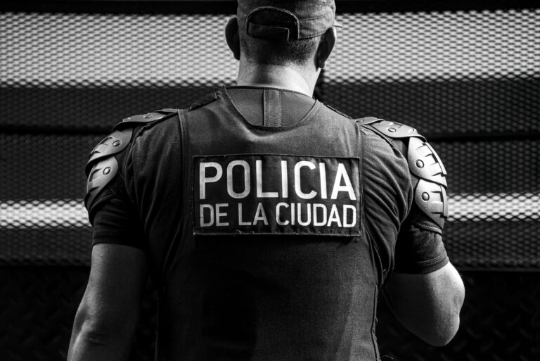 Black and white image of a Buenos Aires city police officer in uniform, reflecting urban security.